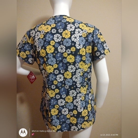 JDS Uniforms Blue Floral Nurse Top - Picture 5 of 6